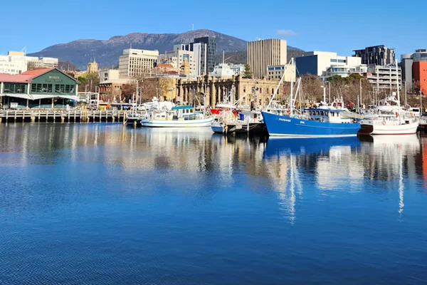 Fishing boats in the Hobart waterfront with kunanyi Mount Wellington behind